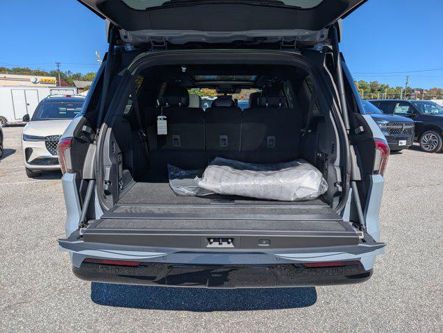 new 2025 Lincoln Navigator car, priced at $106,392