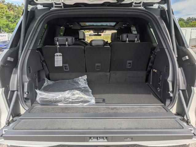 new 2025 Lincoln Navigator car, priced at $105,778