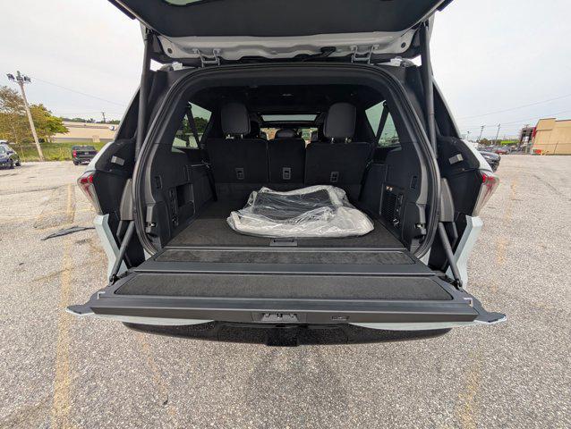 new 2025 Lincoln Navigator car, priced at $123,585