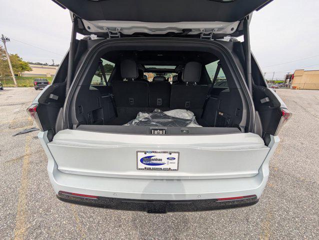 new 2025 Lincoln Navigator car, priced at $123,585