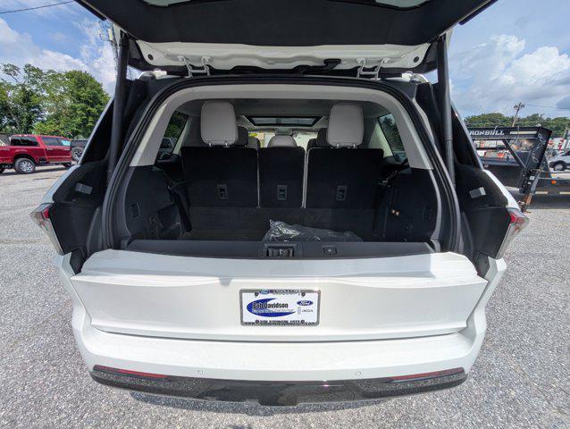 new 2025 Lincoln Navigator car, priced at $102,182