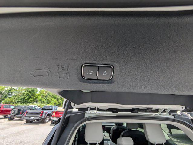 new 2025 Lincoln Navigator car, priced at $102,182