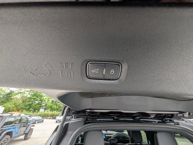 new 2025 Lincoln Navigator car, priced at $101,462
