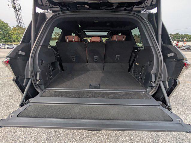 new 2025 Lincoln Navigator car, priced at $98,486