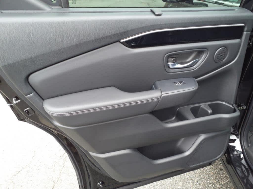 new 2025 Honda Pilot car, priced at $51,095