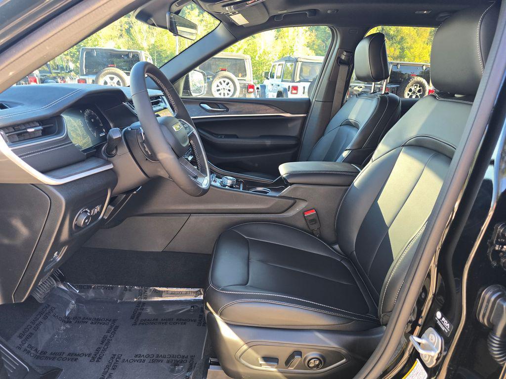 new 2025 Jeep Grand Cherokee car, priced at $44,989