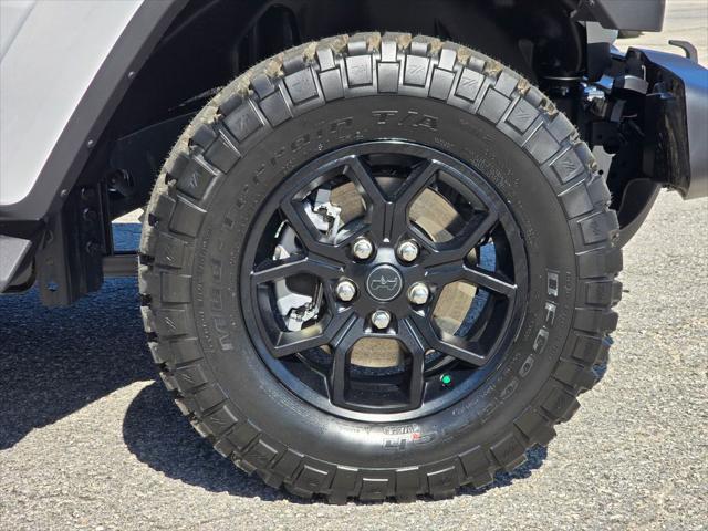 new 2025 Jeep Gladiator car, priced at $43,575