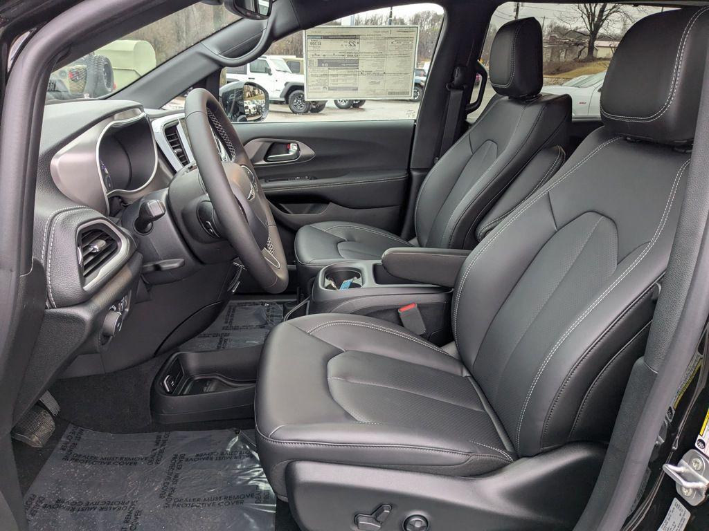 new 2025 Chrysler Pacifica car, priced at $35,996