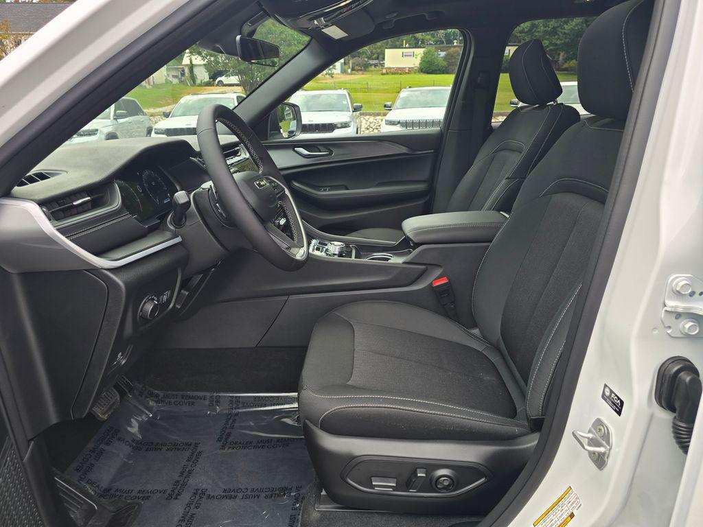 new 2025 Jeep Grand Cherokee car, priced at $36,998