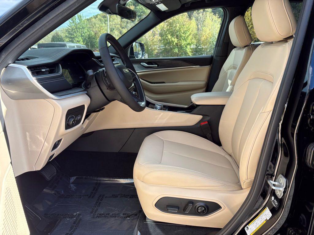 new 2025 Jeep Grand Cherokee car, priced at $44,989