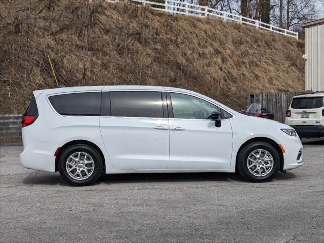 new 2024 Chrysler Pacifica car, priced at $39,680