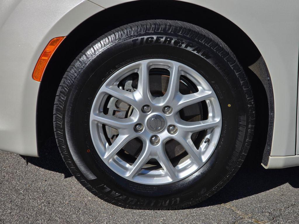 used 2020 Chrysler Pacifica car, priced at $15,500