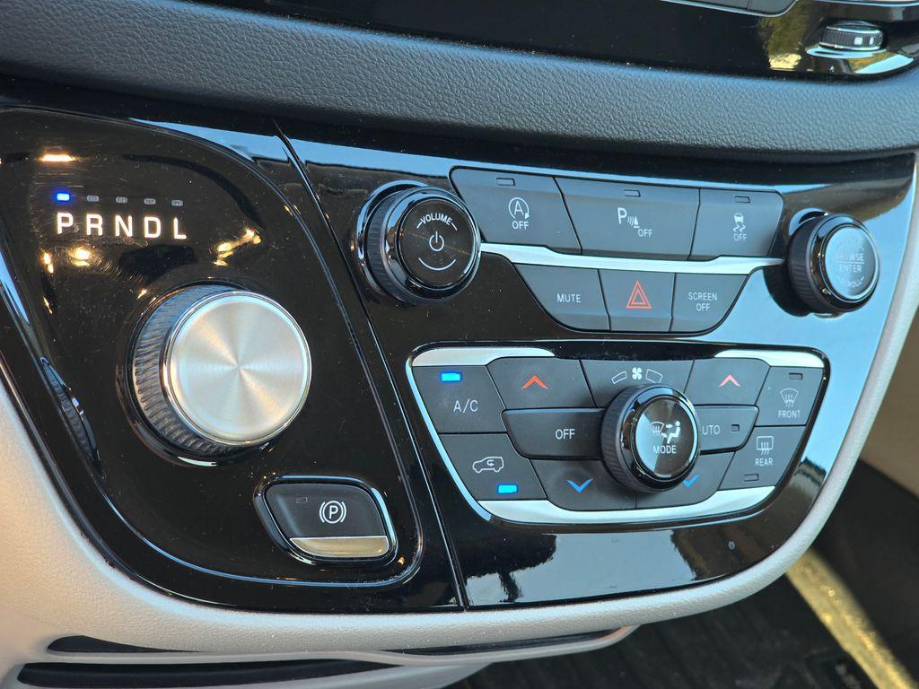 used 2020 Chrysler Pacifica car, priced at $15,500