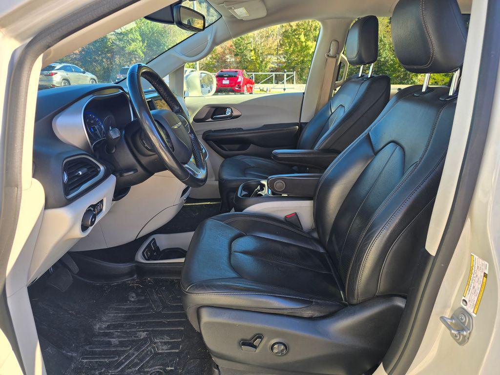 used 2020 Chrysler Pacifica car, priced at $15,500