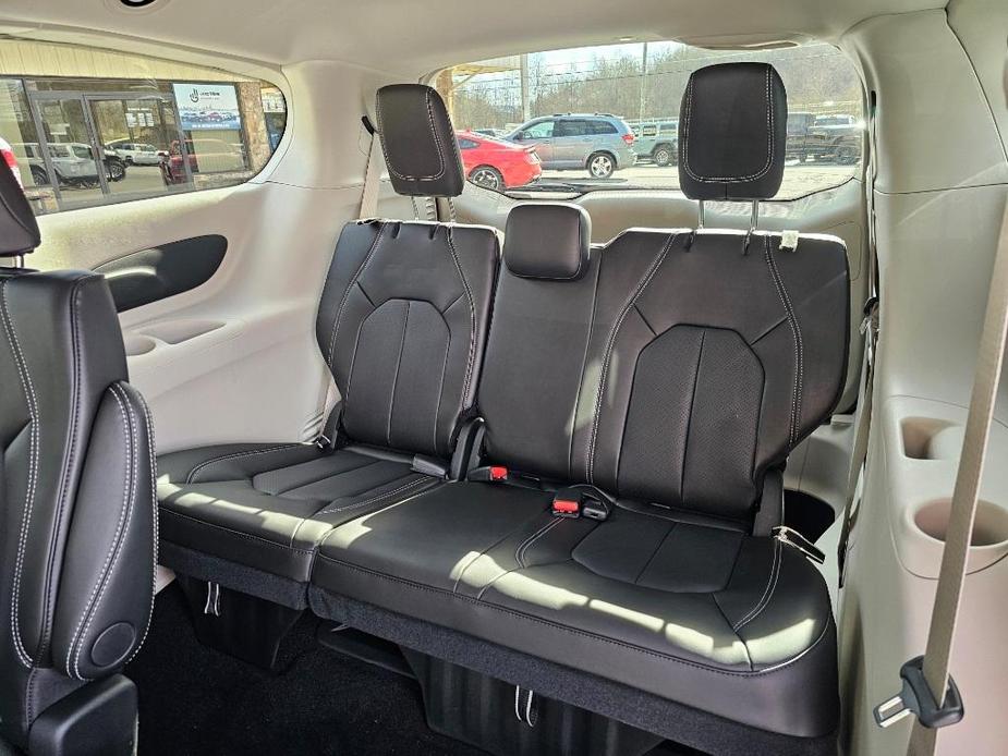 new 2024 Chrysler Pacifica car, priced at $36,025