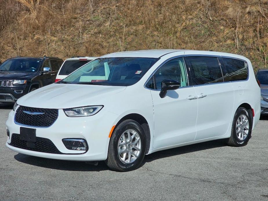 new 2024 Chrysler Pacifica car, priced at $36,025