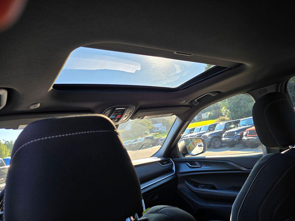 new 2025 Jeep Grand Cherokee car, priced at $37,184