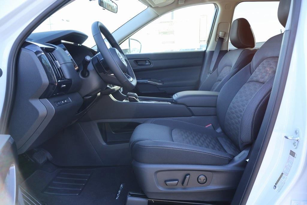 new 2025 Nissan Pathfinder car, priced at $33,821