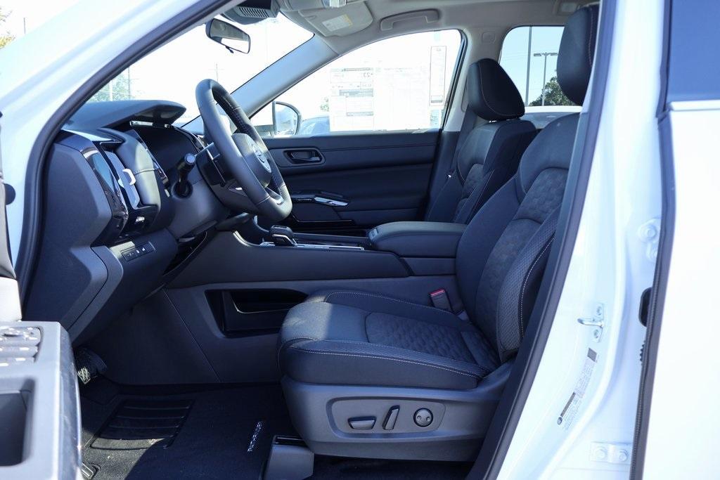 new 2025 Nissan Pathfinder car, priced at $35,258