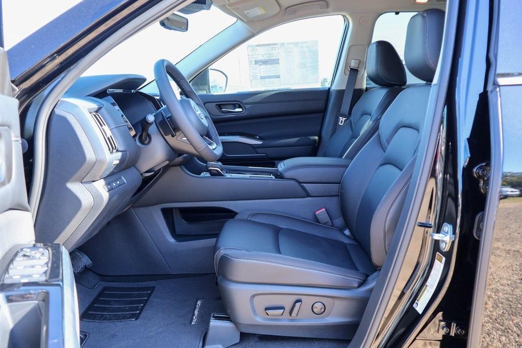 new 2025 Nissan Pathfinder car, priced at $41,924