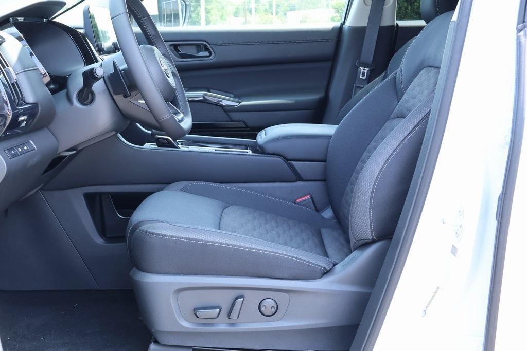 new 2025 Nissan Pathfinder car, priced at $33,587