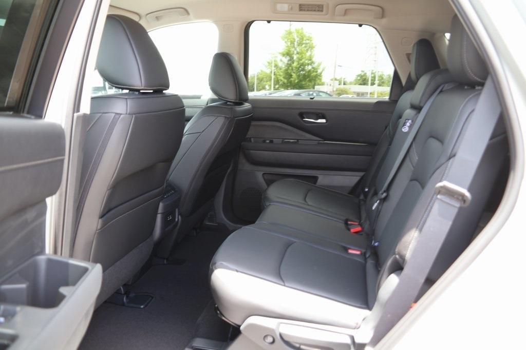 new 2025 Nissan Pathfinder car, priced at $40,677