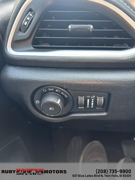 used 2023 Chrysler Pacifica car