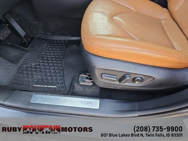 used 2023 Toyota Highlander car, priced at $35,999