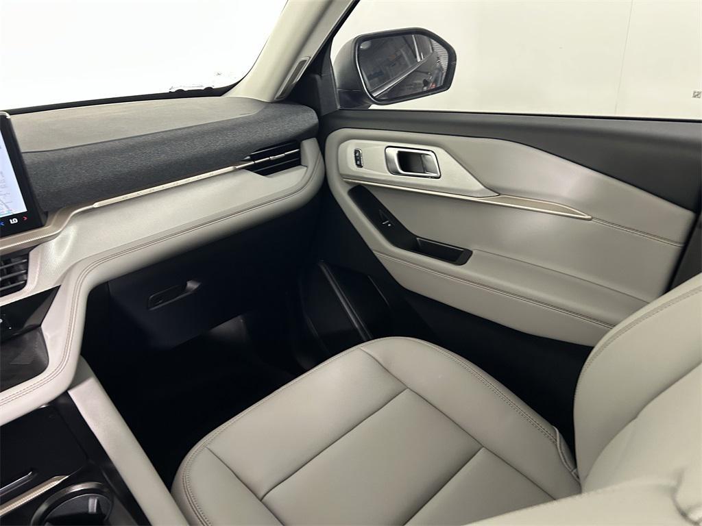 new 2025 Ford Explorer car, priced at $39,999