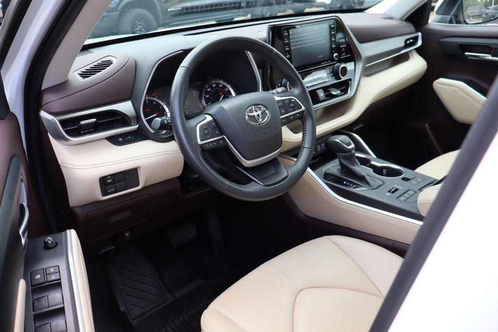 used 2022 Toyota Highlander car, priced at $35,500