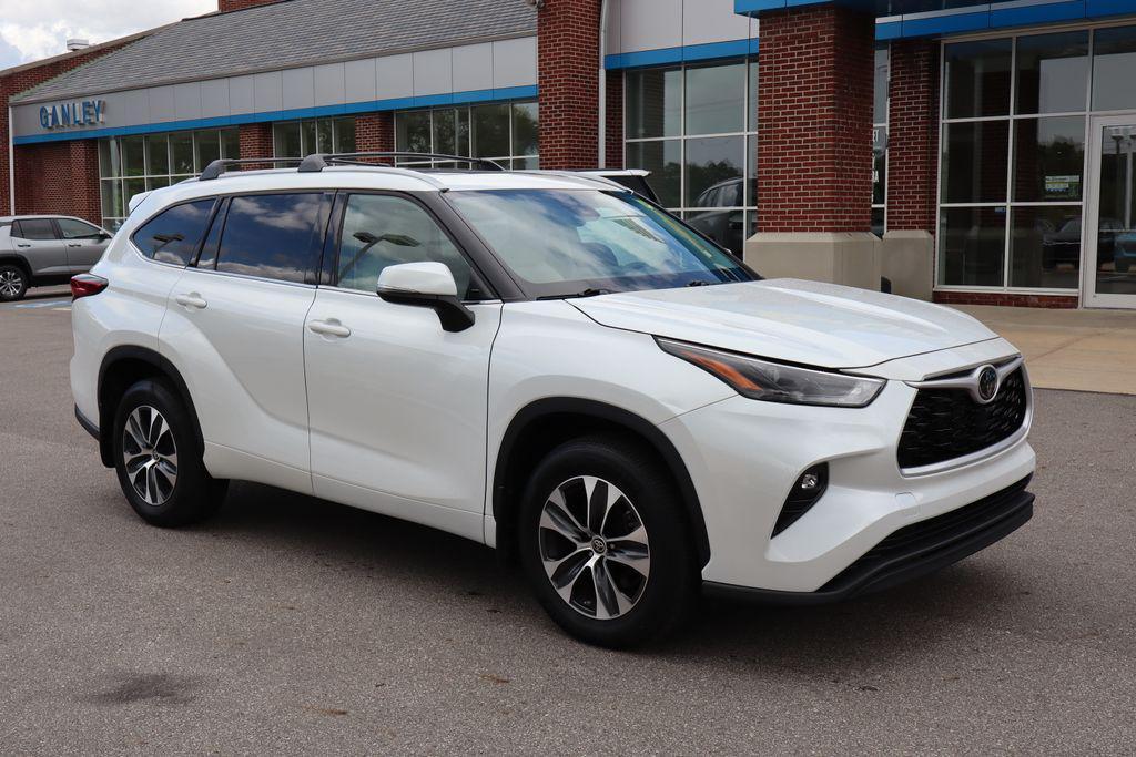 used 2022 Toyota Highlander car, priced at $35,500