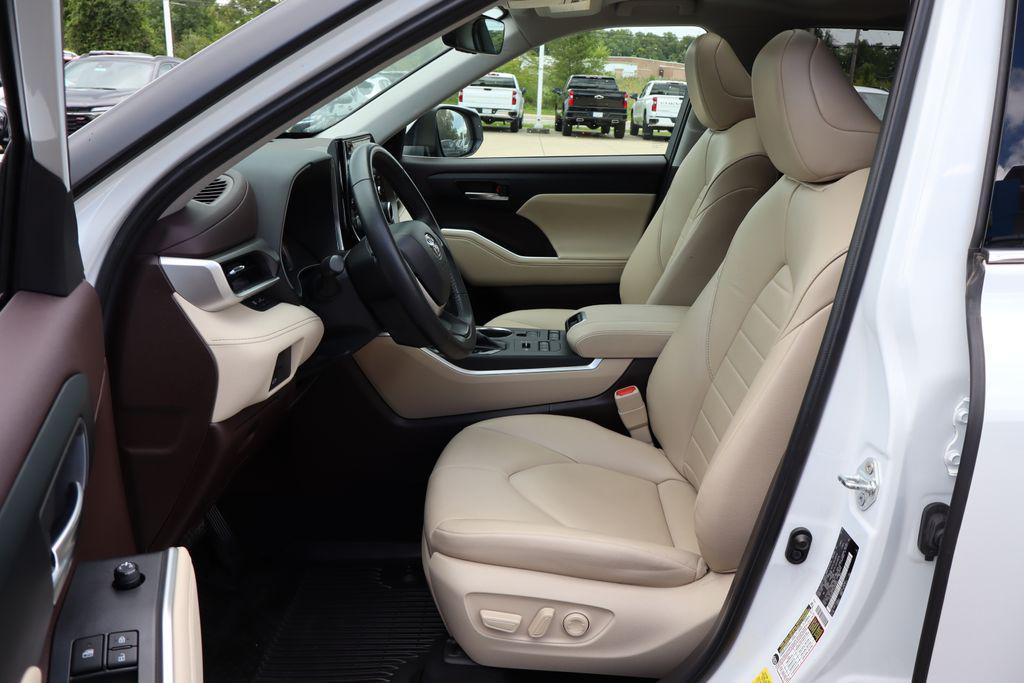 used 2022 Toyota Highlander car, priced at $35,500