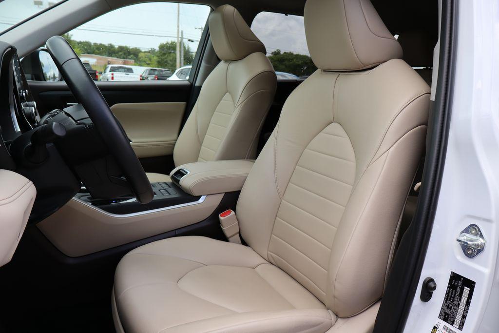 used 2022 Toyota Highlander car, priced at $35,500