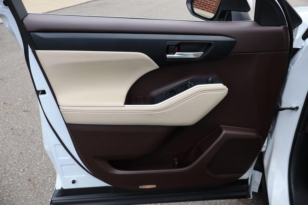 used 2022 Toyota Highlander car, priced at $35,500