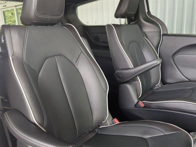 new 2025 Chrysler Pacifica Hybrid car