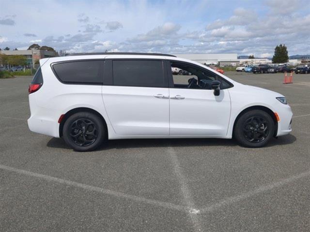new 2025 Chrysler Pacifica Hybrid car