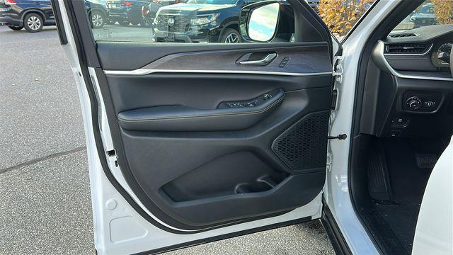 new 2025 Jeep Grand Cherokee car, priced at $47,197