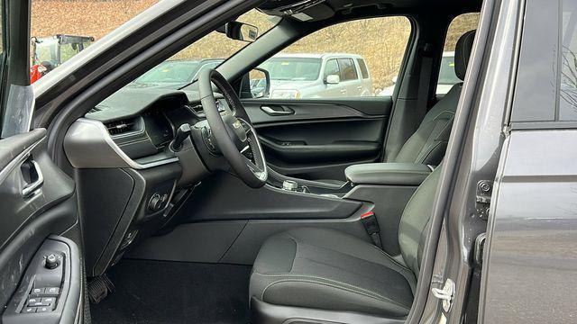 new 2025 Jeep Grand Cherokee car, priced at $40,628