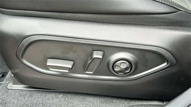 new 2025 Jeep Grand Cherokee car, priced at $43,004