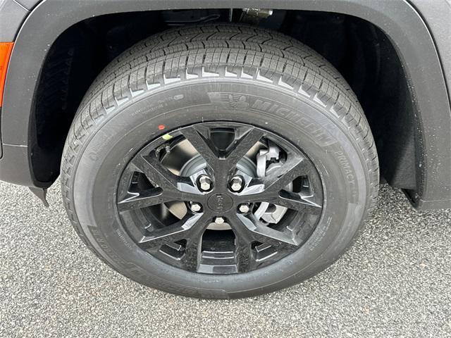 new 2025 Jeep Grand Cherokee car, priced at $43,004