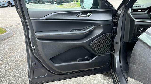 new 2025 Jeep Grand Cherokee car, priced at $43,004