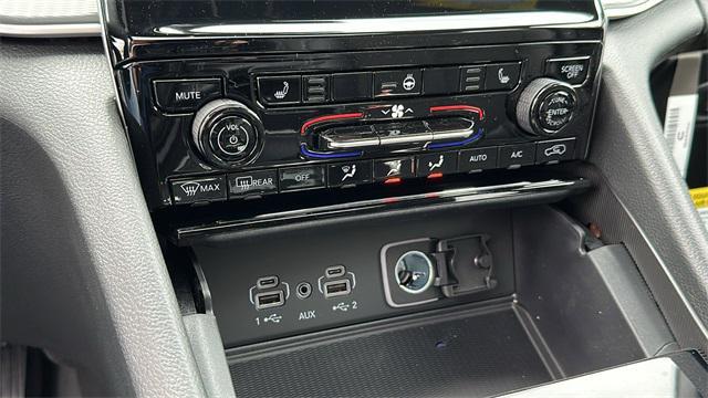 new 2025 Jeep Grand Cherokee car, priced at $43,004