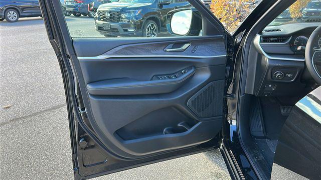 new 2025 Jeep Grand Cherokee car, priced at $49,233