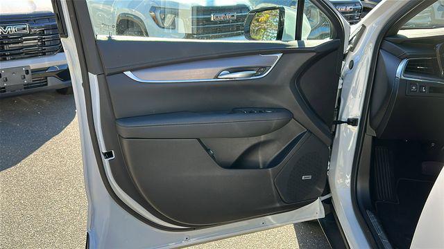 new 2025 Cadillac XT5 car, priced at $44,015