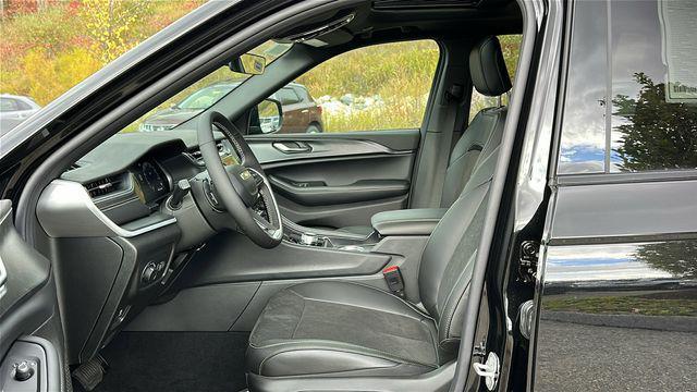 new 2025 Jeep Grand Cherokee car, priced at $40,999