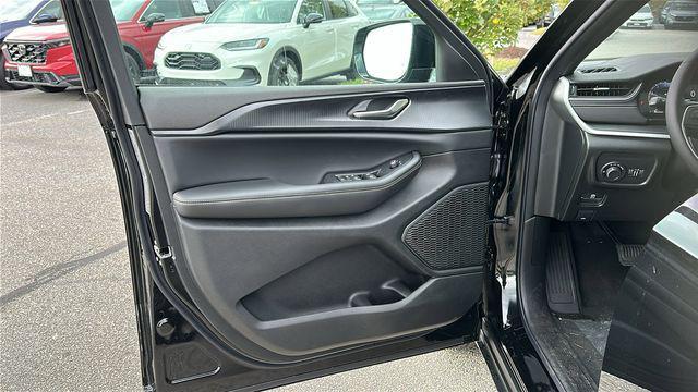 new 2025 Jeep Grand Cherokee car, priced at $40,999
