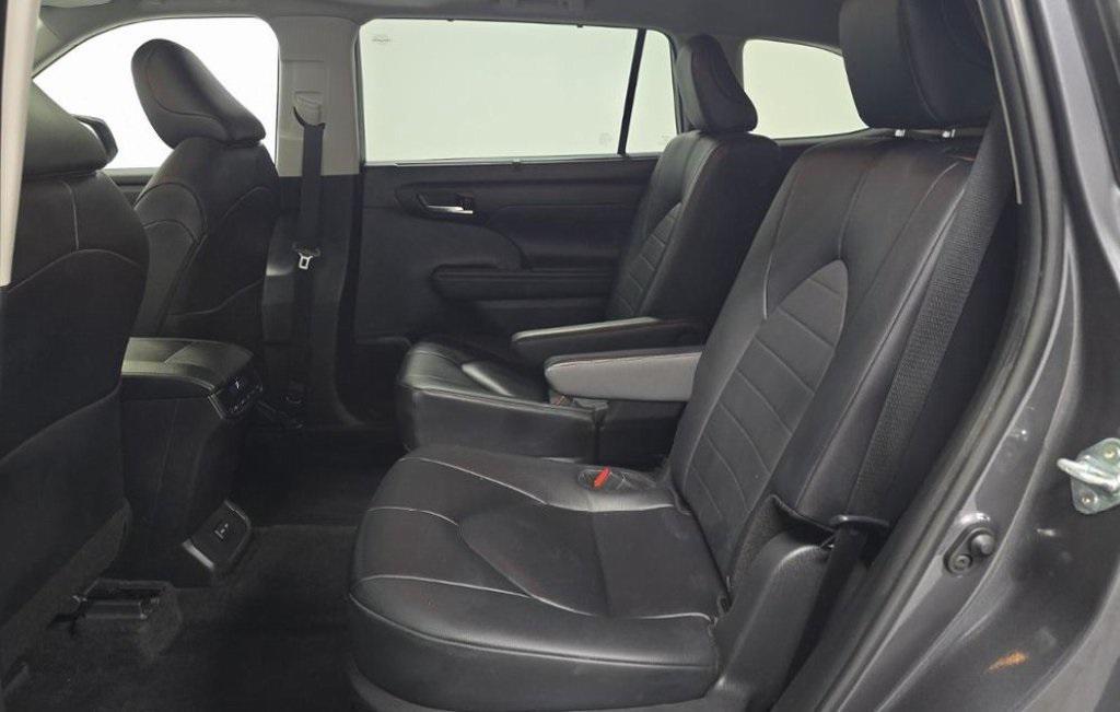 used 2024 Toyota Highlander car, priced at $40,997