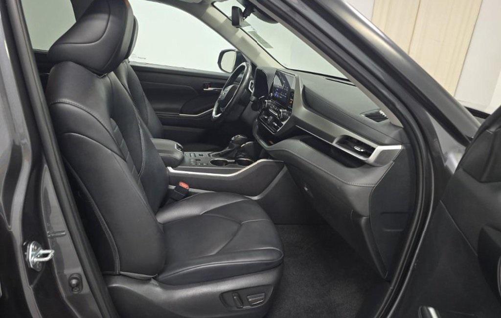used 2024 Toyota Highlander car, priced at $40,997