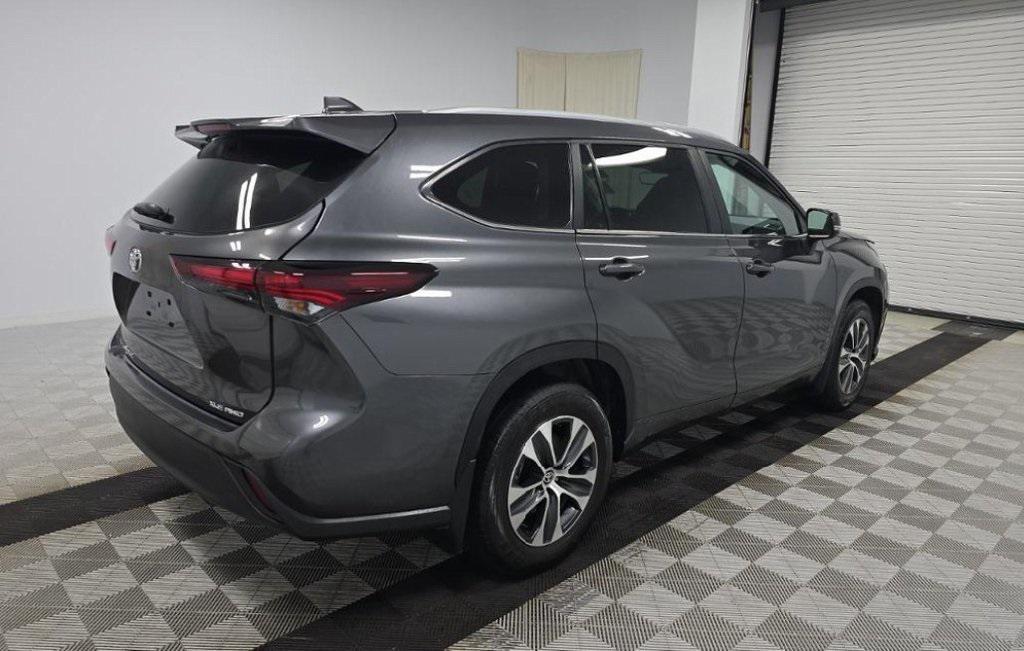 used 2024 Toyota Highlander car, priced at $40,997