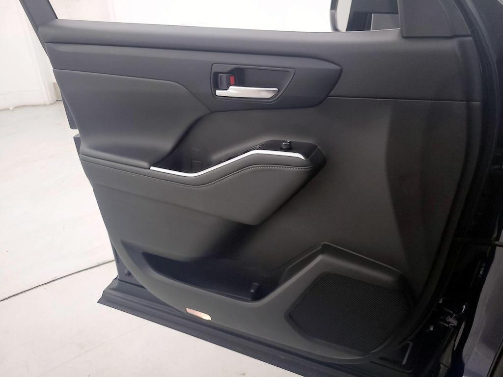 used 2022 Toyota Highlander car, priced at $41,998